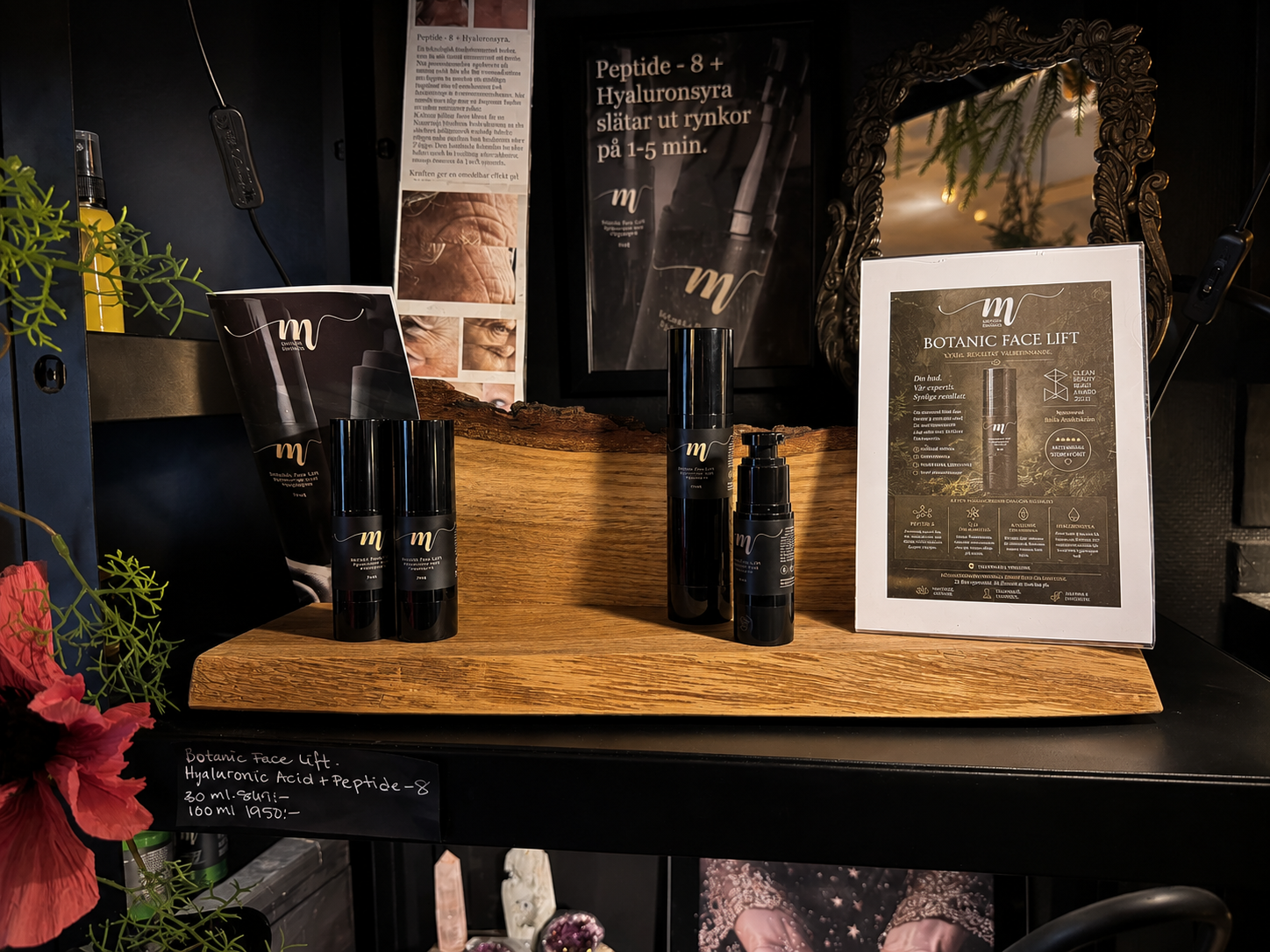 Specialtillverkad displayhylla i massiv ek för exponering av hudvårdsprodukter hos M Sweden Botanics.