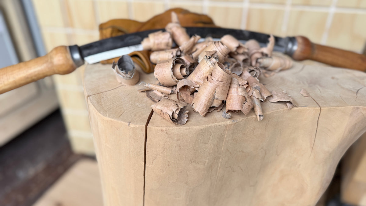 Trädstam formas för hand med bandkniv till sidobord Nordic Grain Studio
