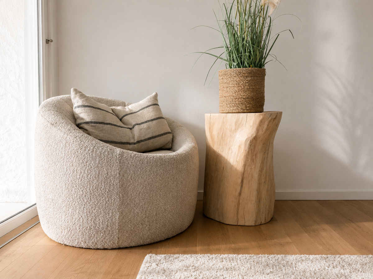 Handgjort sidobord i massiv trästam i nordisk interiör Nordic Grain Studio