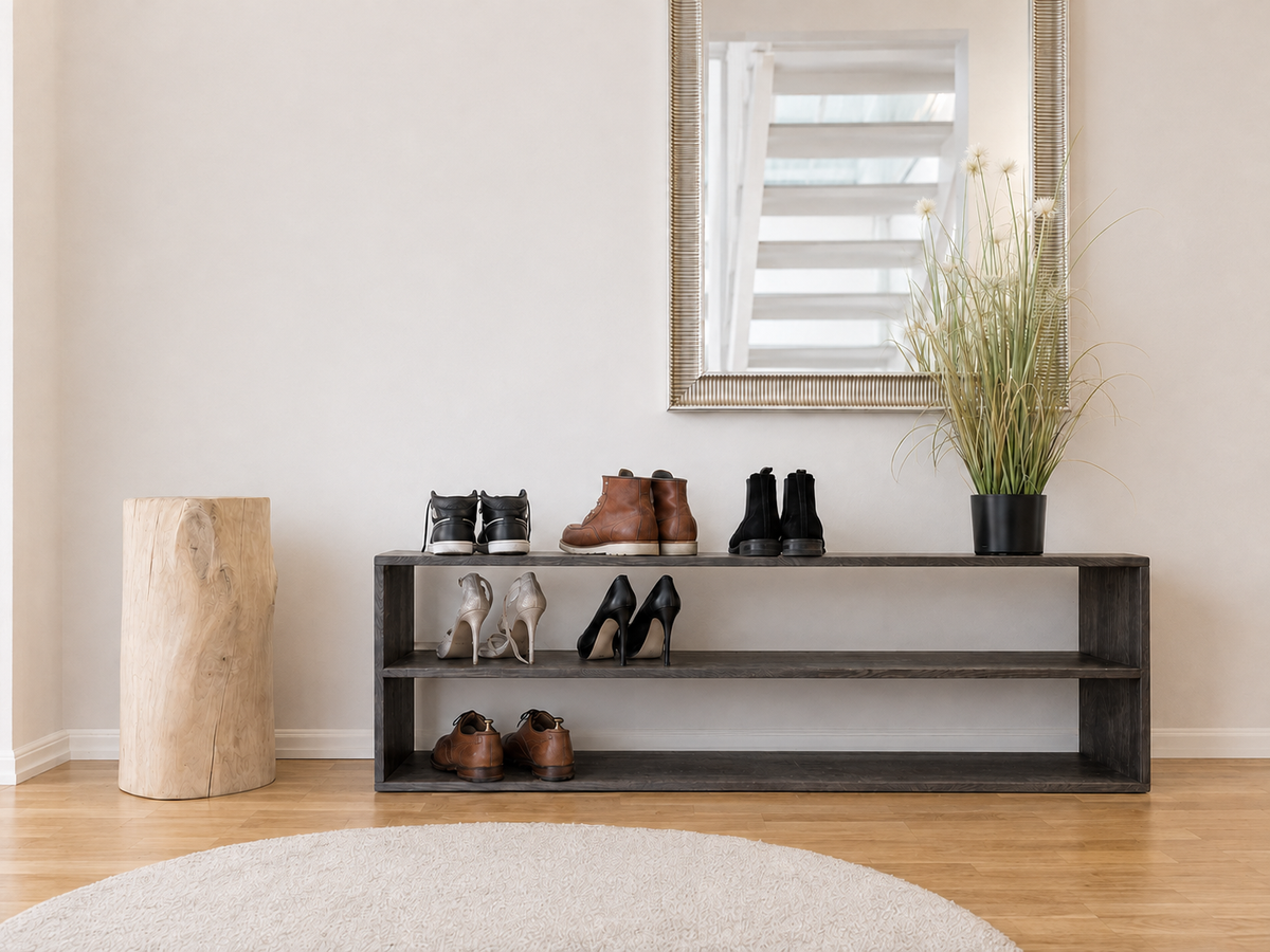 Skohylla i eklimfog placerad i en hall hos Nordic Grain Studio