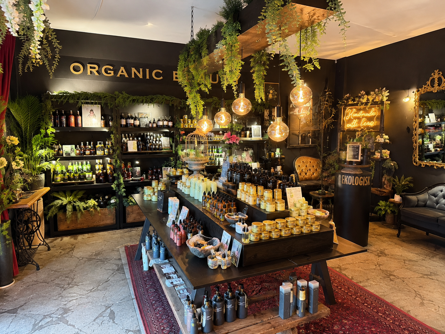 Måttbeställd butiksinredning till M Sweden Botanics i Mölndal, designad och tillverkad av Nordic Grain Studio.